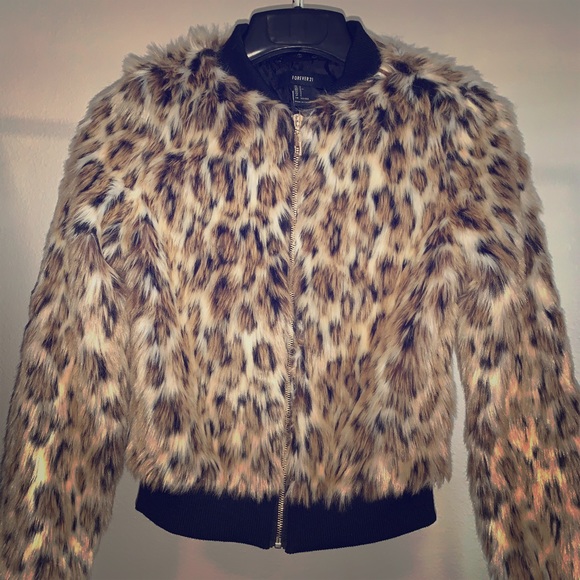 A glamorous season is near! Faux leopard bomber - Picture 1 of 4